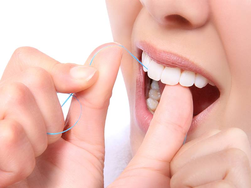 آموزش استفاده صحیح از نخ دندان